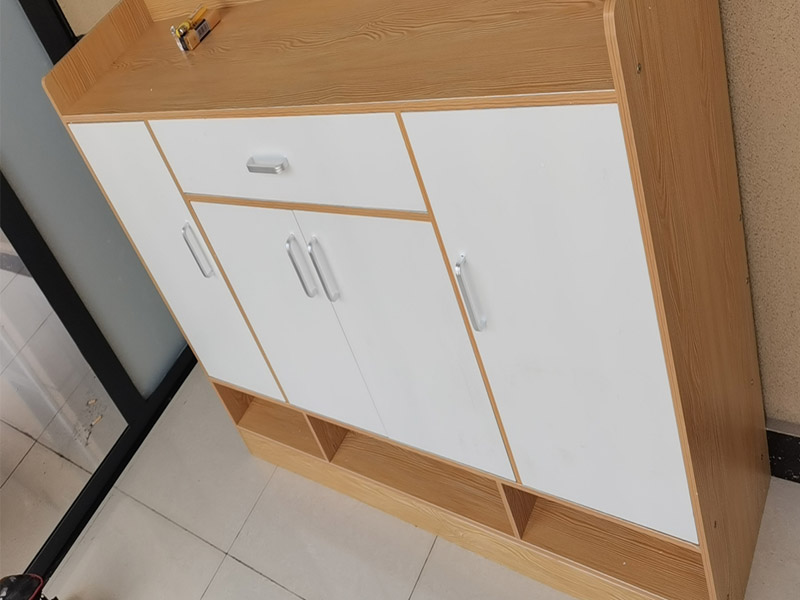 鞋柜櫥柜門組裝：1、貼準(zhǔn)櫥柜基準(zhǔn)線實(shí)行安裝：在櫥柜安裝設(shè)計(jì)里，先在安裝位置畫(huà)上基準(zhǔn)線，方便進(jìn)行校對(duì)，保證每一個(gè)櫥柜之間保持整齊； 2、別遺漏任何一顆螺絲釘：在安裝柜門時(shí)，需要很多螺絲釘，確保每一顆螺絲釘不能遺漏，否則無(wú)法保證櫥柜門的使用效果； 3、鉸鏈安裝：鉸鏈相當(dāng)于櫥柜門的鎖，安裝在柜門后面，通過(guò)彈簧滑動(dòng)裝置來(lái)控制，使用方便。