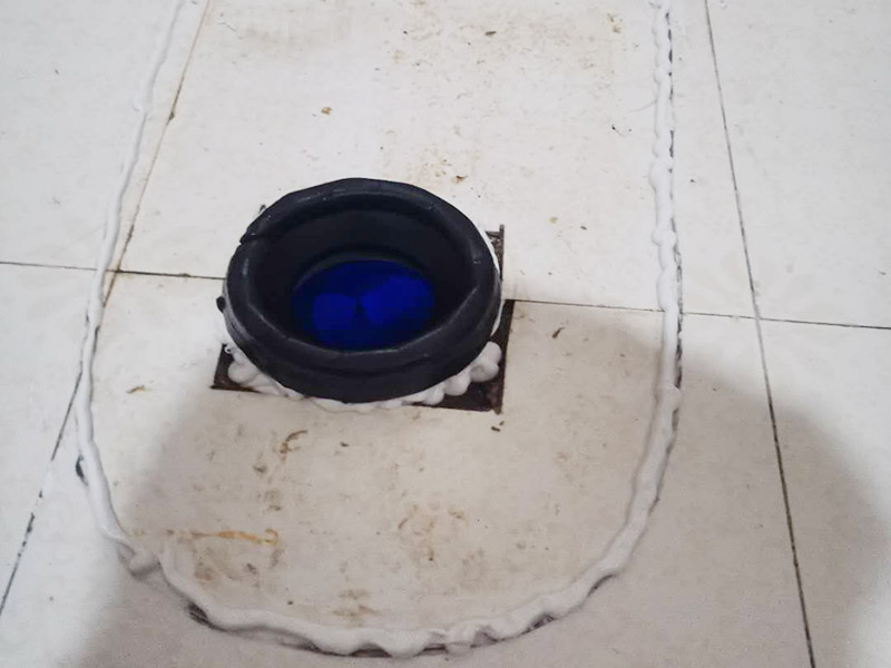 馬桶止逆閥安裝： 1、檢查排污管道與地面水平度：在安裝馬桶前應(yīng)先對(duì)排污管道進(jìn)行全面檢查，看管道內(nèi)是否有泥砂、廢紙等雜物堵塞，同時(shí)檢查馬桶安裝位的地面前后左右是否水平，如發(fā)現(xiàn)地面不平，在安裝時(shí)應(yīng)將地面找平。 2、確定排污管中心：翻轉(zhuǎn)馬桶，在馬桶排污口上確定中心，并劃出十字中心線，中心線應(yīng)延伸到馬桶底部四周腳邊。 3、固定馬桶：將馬桶上的與地面排污口的十字線對(duì)準(zhǔn)，保持水平安裝馬桶，并用力壓緊密封圈，安裝上地腳螺絲及裝飾帽。 4、做好底部密封：在馬桶排污口上安裝好專用密封圈，或在四周打上一圈玻璃膠(油灰)或水泥砂漿，水泥與砂的比例為1：3。 5、安裝水箱配件：放水3-5分鐘沖洗管道，以保證自來(lái)水管的清潔;再安裝角閥和連接軟管，然后將軟管與安裝的水箱配件進(jìn)水閥連接并按通水源。 6、調(diào)試檢驗(yàn)：檢查進(jìn)水閥進(jìn)水及密封是否正常，檢查排水閥安裝位置是否靈活，有無(wú)卡阻及滲漏，有無(wú)漏裝進(jìn)水閥過(guò)濾裝置等