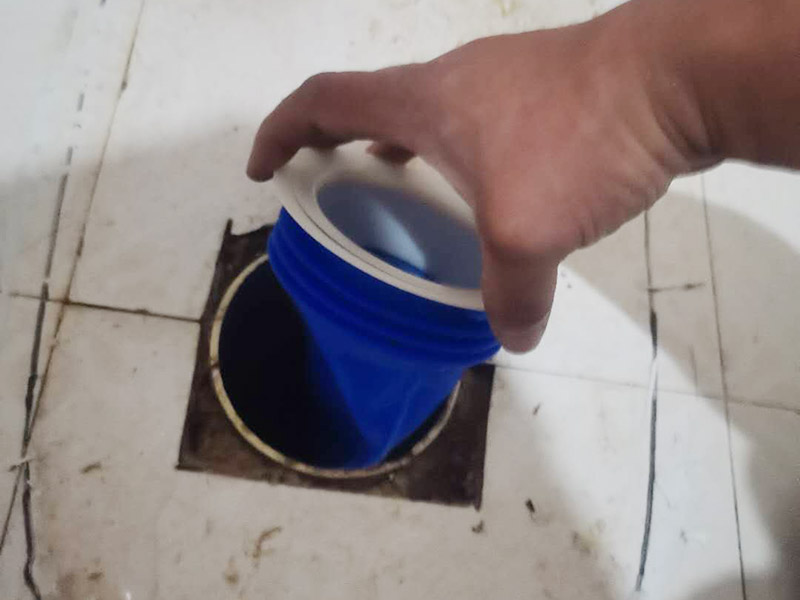 馬桶止逆閥安裝： 1、檢查排污管道與地面水平度：在安裝馬桶前應(yīng)先對(duì)排污管道進(jìn)行全面檢查，看管道內(nèi)是否有泥砂、廢紙等雜物堵塞，同時(shí)檢查馬桶安裝位的地面前后左右是否水平，如發(fā)現(xiàn)地面不平，在安裝時(shí)應(yīng)將地面找平。 2、確定排污管中心：翻轉(zhuǎn)馬桶，在馬桶排污口上確定中心，并劃出十字中心線，中心線應(yīng)延伸到馬桶底部四周腳邊。 3、固定馬桶：將馬桶上的與地面排污口的十字線對(duì)準(zhǔn)，保持水平安裝馬桶，并用力壓緊密封圈，安裝上地腳螺絲及裝飾帽。 4、做好底部密封：在馬桶排污口上安裝好專用密封圈，或在四周打上一圈玻璃膠(油灰)或水泥砂漿，水泥與砂的比例為1：3。 5、安裝水箱配件：放水3-5分鐘沖洗管道，以保證自來(lái)水管的清潔;再安裝角閥和連接軟管，然后將軟管與安裝的水箱配件進(jìn)水閥連接并按通水源。 6、調(diào)試檢驗(yàn)：檢查進(jìn)水閥進(jìn)水及密封是否正常，檢查排水閥安裝位置是否靈活，有無(wú)卡阻及滲漏，有無(wú)漏裝進(jìn)水閥過(guò)濾裝置等