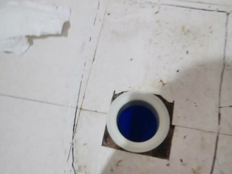 馬桶止逆閥安裝： 1、檢查排污管道與地面水平度：在安裝馬桶前應(yīng)先對(duì)排污管道進(jìn)行全面檢查，看管道內(nèi)是否有泥砂、廢紙等雜物堵塞，同時(shí)檢查馬桶安裝位的地面前后左右是否水平，如發(fā)現(xiàn)地面不平，在安裝時(shí)應(yīng)將地面找平。 2、確定排污管中心：翻轉(zhuǎn)馬桶，在馬桶排污口上確定中心，并劃出十字中心線，中心線應(yīng)延伸到馬桶底部四周腳邊。 3、固定馬桶：將馬桶上的與地面排污口的十字線對(duì)準(zhǔn)，保持水平安裝馬桶，并用力壓緊密封圈，安裝上地腳螺絲及裝飾帽。 4、做好底部密封：在馬桶排污口上安裝好專用密封圈，或在四周打上一圈玻璃膠(油灰)或水泥砂漿，水泥與砂的比例為1：3。 5、安裝水箱配件：放水3-5分鐘沖洗管道，以保證自來(lái)水管的清潔;再安裝角閥和連接軟管，然后將軟管與安裝的水箱配件進(jìn)水閥連接并按通水源。 6、調(diào)試檢驗(yàn)：檢查進(jìn)水閥進(jìn)水及密封是否正常，檢查排水閥安裝位置是否靈活，有無(wú)卡阻及滲漏，有無(wú)漏裝進(jìn)水閥過(guò)濾裝置等