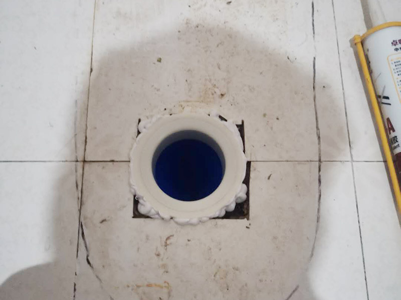 馬桶止逆閥安裝： 1、檢查排污管道與地面水平度：在安裝馬桶前應(yīng)先對(duì)排污管道進(jìn)行全面檢查，看管道內(nèi)是否有泥砂、廢紙等雜物堵塞，同時(shí)檢查馬桶安裝位的地面前后左右是否水平，如發(fā)現(xiàn)地面不平，在安裝時(shí)應(yīng)將地面找平。 2、確定排污管中心：翻轉(zhuǎn)馬桶，在馬桶排污口上確定中心，并劃出十字中心線，中心線應(yīng)延伸到馬桶底部四周腳邊。 3、固定馬桶：將馬桶上的與地面排污口的十字線對(duì)準(zhǔn)，保持水平安裝馬桶，并用力壓緊密封圈，安裝上地腳螺絲及裝飾帽。 4、做好底部密封：在馬桶排污口上安裝好專用密封圈，或在四周打上一圈玻璃膠(油灰)或水泥砂漿，水泥與砂的比例為1：3。 5、安裝水箱配件：放水3-5分鐘沖洗管道，以保證自來(lái)水管的清潔;再安裝角閥和連接軟管，然后將軟管與安裝的水箱配件進(jìn)水閥連接并按通水源。 6、調(diào)試檢驗(yàn)：檢查進(jìn)水閥進(jìn)水及密封是否正常，檢查排水閥安裝位置是否靈活，有無(wú)卡阻及滲漏，有無(wú)漏裝進(jìn)水閥過(guò)濾裝置等