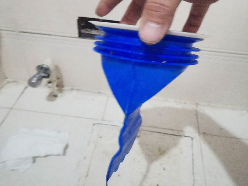 馬桶止逆閥安裝： 1、檢查排污管道與地面水平度：在安裝馬桶前應(yīng)先對(duì)排污管道進(jìn)行全面檢查，看管道內(nèi)是否有泥砂、廢紙等雜物堵塞，同時(shí)檢查馬桶安裝位的地面前后左右是否水平，如發(fā)現(xiàn)地面不平，在安裝時(shí)應(yīng)將地面找平。 2、確定排污管中心：翻轉(zhuǎn)馬桶，在馬桶排污口上確定中心，并劃出十字中心線，中心線應(yīng)延伸到馬桶底部四周腳邊。 3、固定馬桶：將馬桶上的與地面排污口的十字線對(duì)準(zhǔn)，保持水平安裝馬桶，并用力壓緊密封圈，安裝上地腳螺絲及裝飾帽。 4、做好底部密封：在馬桶排污口上安裝好專用密封圈，或在四周打上一圈玻璃膠(油灰)或水泥砂漿，水泥與砂的比例為1：3。 5、安裝水箱配件：放水3-5分鐘沖洗管道，以保證自來(lái)水管的清潔;再安裝角閥和連接軟管，然后將軟管與安裝的水箱配件進(jìn)水閥連接并按通水源。 6、調(diào)試檢驗(yàn)：檢查進(jìn)水閥進(jìn)水及密封是否正常，檢查排水閥安裝位置是否靈活，有無(wú)卡阻及滲漏，有無(wú)漏裝進(jìn)水閥過(guò)濾裝置等