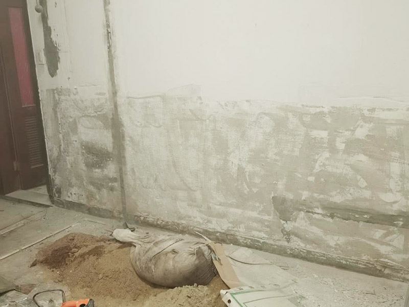 墻面刮膩子及保護:鋪地面保護膜是從門口開始平整鋪設，當鋪裝到與潮濕界面連接處時，如衛(wèi)生間、廚房、陰面陽臺等處，應將防潮膜向上翻，用防潮膜包住地板的邊部，防止潮氣進入，減少和避免該區(qū)域地板的變色和變形。 基層做好處理后，墻面還是會有一些凹陷的地方，這個時候就可以用石膏膩子來補平。將石膏膩子壓實凹陷處，橫抹豎起的地方再重新刮一遍，這樣來確保墻面的平整。