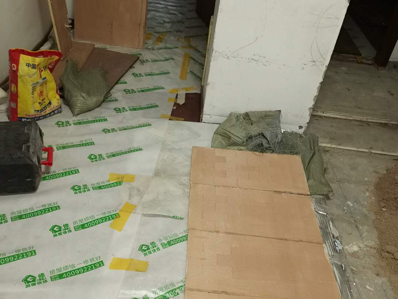 墻面刮膩子及保護:鋪地面保護膜是從門口開始平整鋪設，當鋪裝到與潮濕界面連接處時，如衛(wèi)生間、廚房、陰面陽臺等處，應將防潮膜向上翻，用防潮膜包住地板的邊部，防止潮氣進入，減少和避免該區(qū)域地板的變色和變形。 基層做好處理后，墻面還是會有一些凹陷的地方，這個時候就可以用石膏膩子來補平。將石膏膩子壓實凹陷處，橫抹豎起的地方再重新刮一遍，這樣來確保墻面的平整。