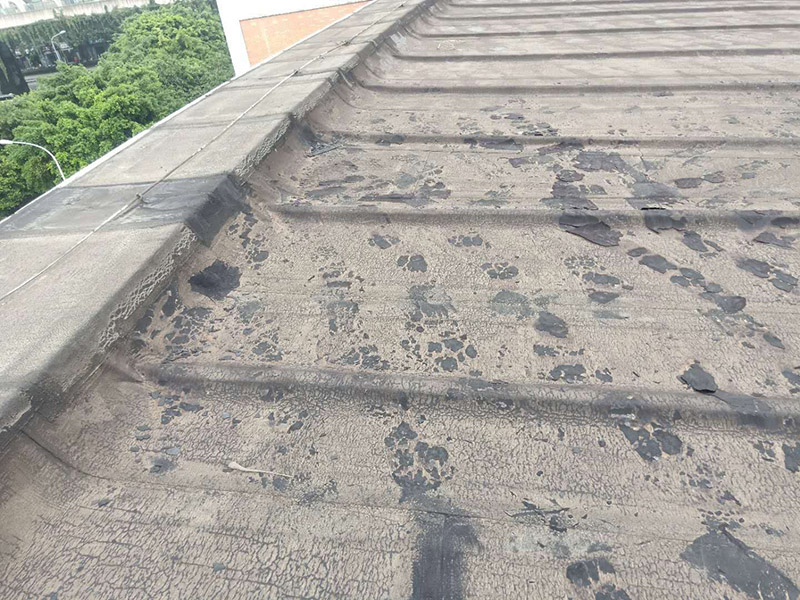 廠房屋頂防水處理：首先，用水泥砂漿找平，同時(shí)做好防水層和保護(hù)層，然后，檢查基層處理并進(jìn)行清理，要求不能有任何雜質(zhì)，且屋面必須保持干燥，否則會(huì)直接影響防水效果，最后，根據(jù)當(dāng)天的施工量配置相應(yīng)的瀝青，并參照從高到低、從遠(yuǎn)到近的順序，開(kāi)始鋪貼屋面防水卷材。