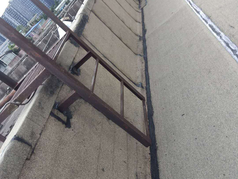 廠房屋頂防水處理：首先，用水泥砂漿找平，同時(shí)做好防水層和保護(hù)層，然后，檢查基層處理并進(jìn)行清理，要求不能有任何雜質(zhì)，且屋面必須保持干燥，否則會(huì)直接影響防水效果，最后，根據(jù)當(dāng)天的施工量配置相應(yīng)的瀝青，并參照從高到低、從遠(yuǎn)到近的順序，開(kāi)始鋪貼屋面防水卷材。