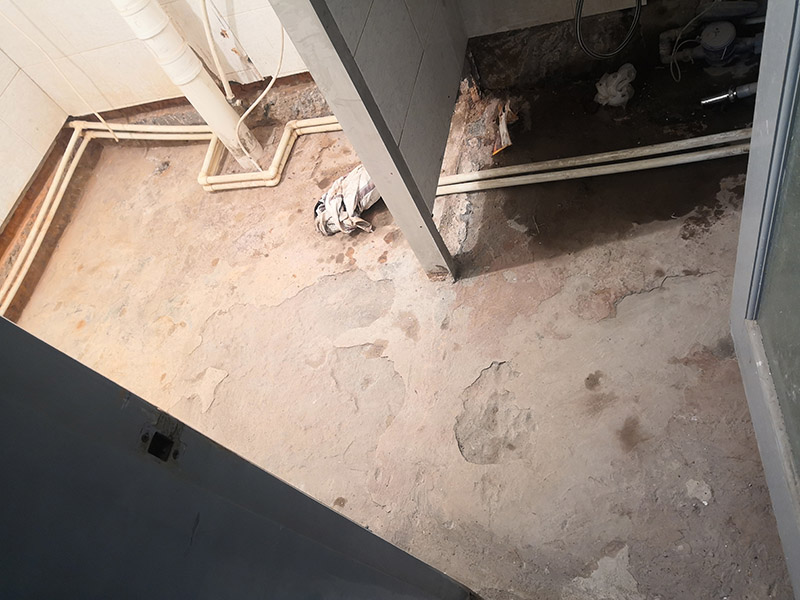 衛(wèi)生間地面找平防水:衛(wèi)生間做防水處理的第一步就是涂抹防水涂料，但是因為普通的住宅衛(wèi)生間普遍都比較小，并且都會有管線穿過樓板的情況，因此在做衛(wèi)生間防水時一般都是涂抹防水涂料而不是采用卷材來進行防水。 涂刷完防水涂料之后，再等涂料完全干燥后就可以進行閉水試驗了。做閉水試驗之前需要把衛(wèi)生間的所有出入水口都堵住，然后在衛(wèi)生間里放水，高大致在2厘米左右即可，然后等到第二天看一下衛(wèi)生間樓下的天花板有沒有漏水，還有看一下衛(wèi)生間隔壁的墻體是否有滲水的情況。 衛(wèi)生間防水處理的工作做完以后還需要將衛(wèi)生間的一些垃圾和廢棄的工具都清理干凈，要保持地面和衛(wèi)生間墻體的整潔。