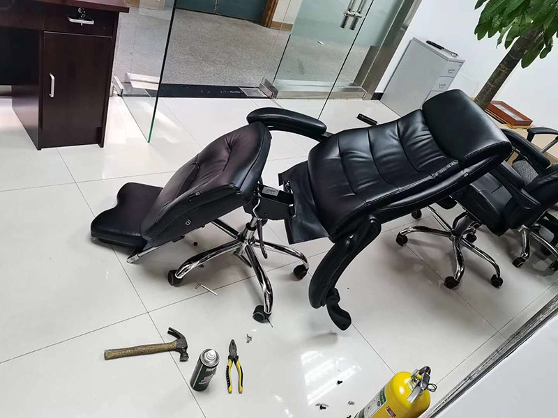 公司椅子組裝：輪子裝完后把五星腳翻轉(zhuǎn)過來，將氣桿放進(jìn)中間孔位，放入前請拔掉氣桿帽.將坐墊放干凈的地面安裝底盤，安裝時注意底盤方向，將螺絲擰緊；底盤安裝好后將坐墊放在氣桿上面，插入底盤孔位；坐墊放氣桿上后，開始安裝扶手（注意扶手前后左右）；注意不要把扶手的螺絲全部裝緊以便后面裝靠背方便點；將靠背放坐墊上注意方向，先將靠背與扶手的孔位對準(zhǔn)，再將靠背底部兩邊螺絲裝上去同樣不要擰緊，裝好底部螺絲后將靠背扶起安裝靠背頂部螺絲裝好后將所有螺絲擰緊；