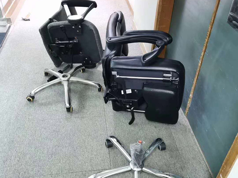 公司椅子組裝：輪子裝完后把五星腳翻轉(zhuǎn)過來，將氣桿放進(jìn)中間孔位，放入前請拔掉氣桿帽.將坐墊放干凈的地面安裝底盤，安裝時注意底盤方向，將螺絲擰緊；底盤安裝好后將坐墊放在氣桿上面，插入底盤孔位；坐墊放氣桿上后，開始安裝扶手（注意扶手前后左右）；注意不要把扶手的螺絲全部裝緊以便后面裝靠背方便點；將靠背放坐墊上注意方向，先將靠背與扶手的孔位對準(zhǔn)，再將靠背底部兩邊螺絲裝上去同樣不要擰緊，裝好底部螺絲后將靠背扶起安裝靠背頂部螺絲裝好后將所有螺絲擰緊；