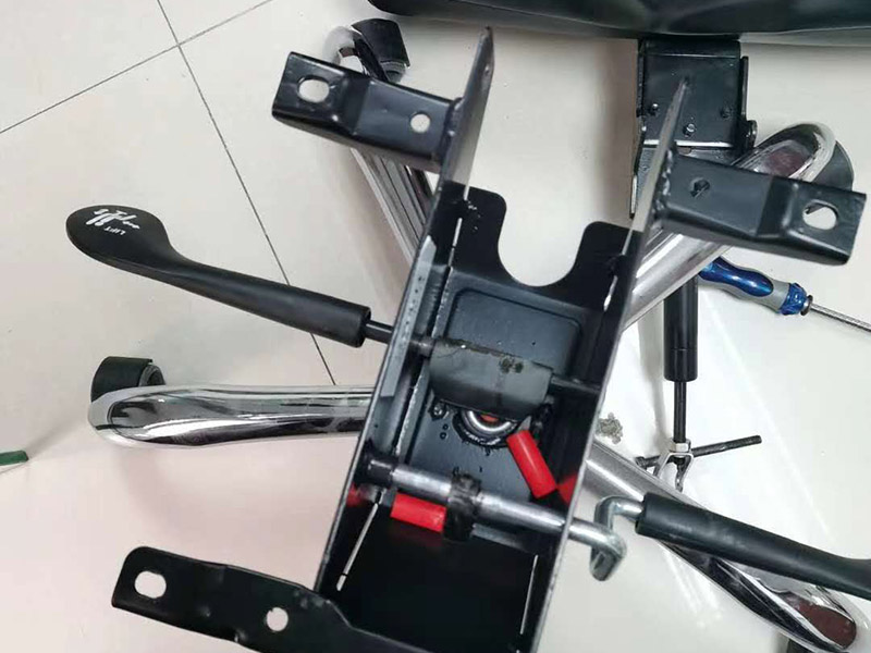 公司椅子組裝：輪子裝完后把五星腳翻轉(zhuǎn)過來，將氣桿放進(jìn)中間孔位，放入前請拔掉氣桿帽.將坐墊放干凈的地面安裝底盤，安裝時注意底盤方向，將螺絲擰緊；底盤安裝好后將坐墊放在氣桿上面，插入底盤孔位；坐墊放氣桿上后，開始安裝扶手（注意扶手前后左右）；注意不要把扶手的螺絲全部裝緊以便后面裝靠背方便點；將靠背放坐墊上注意方向，先將靠背與扶手的孔位對準(zhǔn)，再將靠背底部兩邊螺絲裝上去同樣不要擰緊，裝好底部螺絲后將靠背扶起安裝靠背頂部螺絲裝好后將所有螺絲擰緊；