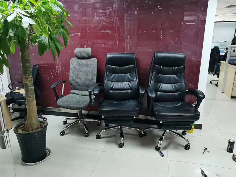 公司椅子組裝：輪子裝完后把五星腳翻轉(zhuǎn)過來，將氣桿放進(jìn)中間孔位，放入前請拔掉氣桿帽.將坐墊放干凈的地面安裝底盤，安裝時注意底盤方向，將螺絲擰緊；底盤安裝好后將坐墊放在氣桿上面，插入底盤孔位；坐墊放氣桿上后，開始安裝扶手（注意扶手前后左右）；注意不要把扶手的螺絲全部裝緊以便后面裝靠背方便點；將靠背放坐墊上注意方向，先將靠背與扶手的孔位對準(zhǔn)，再將靠背底部兩邊螺絲裝上去同樣不要擰緊，裝好底部螺絲后將靠背扶起安裝靠背頂部螺絲裝好后將所有螺絲擰緊；