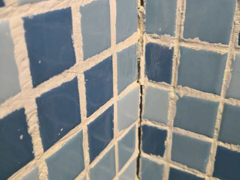 浴室馬賽克清縫：1、用抹灰刀把墻面處理平整，用干抹布處理掉墻面灰塵; 2、將馬賽克粘合劑輔料用鋸齒刮刀均勻鋪于墻面2mm厚，用齒刀把表面刮成均勻條紋機(jī)理; 3、按順序?qū)ⅠR賽克貼于墻上，注意每片之間的距離，和顆粒之間的距離保持一致，每抹好一平米左右輔料基底并刮好紋理即可開始鋪貼; 4、鋪貼完用海綿刀輕拍，處理掉馬賽克表面周邊的膠泥輔料，便于填縫; 5、填縫1平米左右，10-15分鐘后，就可以用濕毛巾或海綿擦拭表面殘留的填縫劑，小心不要把縫隙里的填縫劑抹掉;