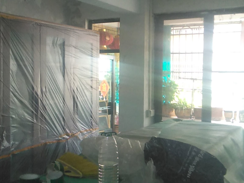 墻面鏟除翻新施工：在墻面翻新前，需要先將舊漆回面鏟除干凈，答之后在進(jìn)行打磨，將墻面的浮沉雜物都清理干凈。如果墻面有凹凸不平的情況，要先用膩?zhàn)有扪a(bǔ)，如果墻面出現(xiàn)空鼓的現(xiàn)象，也要將整面的墻皮進(jìn)行鏟除，在做后續(xù)的處理?；鶎幼鐾旰螅枰獙⑹┕^(qū)域的家具物件移除，避免在翻新過程中，使家具受到損傷。 在刮膩?zhàn)又?，先用尺子檢測(cè)一下墻面的平整度，在施工時(shí)，對(duì)不平整的地方進(jìn)行多次涂刮，修補(bǔ)好不平整的區(qū)域。一般膩?zhàn)庸蝺杀榧纯?，每次膩?zhàn)庸瓮旰笠M(jìn)行打磨，可以讓墻面更加光滑。膩?zhàn)痈赏负?，再?duì)墻面進(jìn)行油漆涂刷，底漆要先刷，施工力度要均勻，這樣漆膜厚度也相對(duì)一致，然后開始面漆施工，一定要讓漆面自然干透。