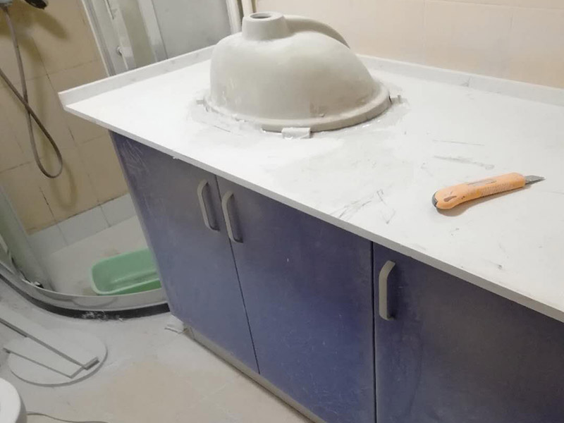 浴室柜裝修安裝:掛墻式浴室柜主柜安裝方法，按柜子掛鐵片的孔位、孔距，量出孔在墻面上的位置。用沖擊鉆在墻面上打孔，再用已有的爆炸螺絲把柜子安裝在墻上。還有用水平尺測量柜子是否安裝水平，再把臺面盆放在柜子上面。浴室柜一般距離地面的高度是80cm-85cm，根據使用人的身高和習慣可以略做調節(jié)。