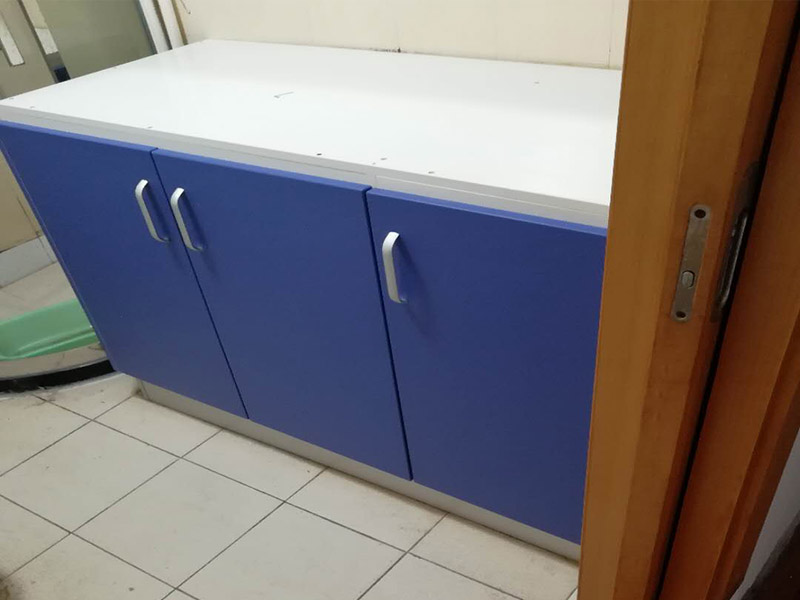 浴室柜裝修安裝:掛墻式浴室柜主柜安裝方法，按柜子掛鐵片的孔位、孔距，量出孔在墻面上的位置。用沖擊鉆在墻面上打孔，再用已有的爆炸螺絲把柜子安裝在墻上。還有用水平尺測量柜子是否安裝水平，再把臺面盆放在柜子上面。浴室柜一般距離地面的高度是80cm-85cm，根據使用人的身高和習慣可以略做調節(jié)。