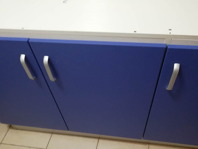 浴室柜裝修安裝:掛墻式浴室柜主柜安裝方法，按柜子掛鐵片的孔位、孔距，量出孔在墻面上的位置。用沖擊鉆在墻面上打孔，再用已有的爆炸螺絲把柜子安裝在墻上。還有用水平尺測量柜子是否安裝水平，再把臺面盆放在柜子上面。浴室柜一般距離地面的高度是80cm-85cm，根據使用人的身高和習慣可以略做調節(jié)。