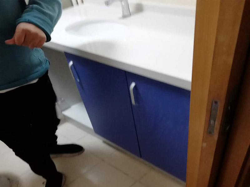 浴室柜裝修安裝:掛墻式浴室柜主柜安裝方法，按柜子掛鐵片的孔位、孔距，量出孔在墻面上的位置。用沖擊鉆在墻面上打孔，再用已有的爆炸螺絲把柜子安裝在墻上。還有用水平尺測量柜子是否安裝水平，再把臺面盆放在柜子上面。浴室柜一般距離地面的高度是80cm-85cm，根據使用人的身高和習慣可以略做調節(jié)。