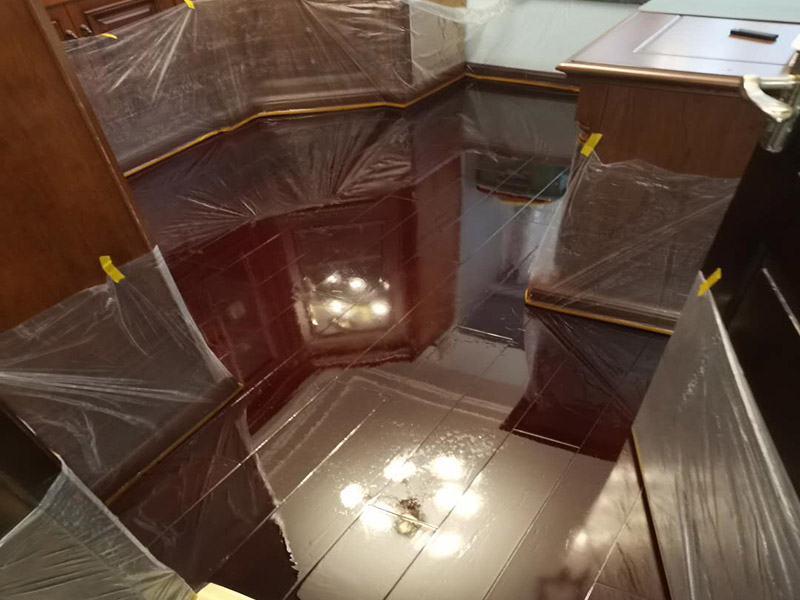 地板打蠟維修:中性全能清潔劑以1:30的比例注入洗地機刷洗地板(去油，去污)干凈。污水用吸水機吸干，待地板風(fēng)干即可;地板蠟水，倒入榨水車內(nèi)蠟拖沾蠟水榨去多余的蠟水。拖地板面，拖蠟時注意向一個方向拖(要么左右方向，要么前后方向)把蠟均勻涂于地面不要漏拖。布完第一層蠟待30-50分鐘后蠟干了方可拖第二層蠟步驟同上;地板蠟第一次打完蠟無須拋光，打2-3次即可拋光，用百潔墊配洗地機拋光。蠟表面不亮，有污漬均可拋光，表面即光亮如新。如此反復(fù)拋光5-10次拋光不亮?xí)r說明地板無蠟則需重新打蠟。