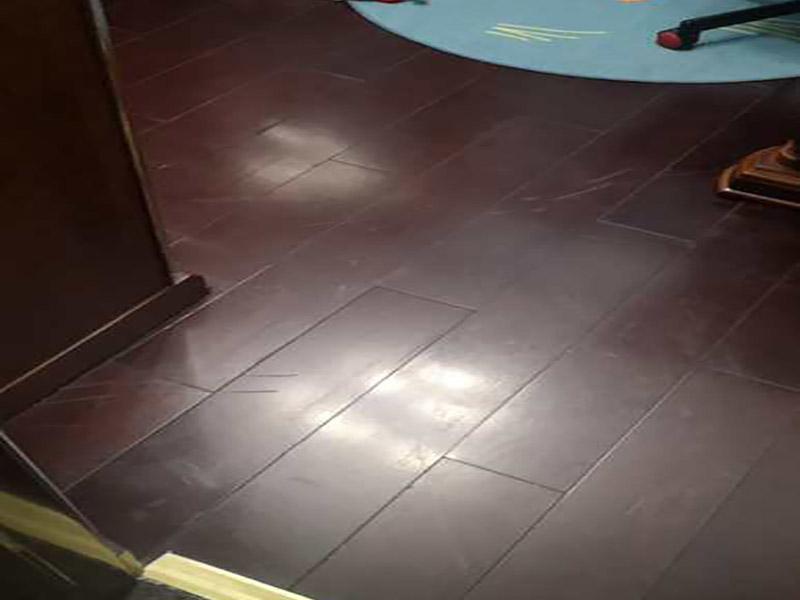 地板打蠟維修:中性全能清潔劑以1:30的比例注入洗地機刷洗地板(去油，去污)干凈。污水用吸水機吸干，待地板風(fēng)干即可;地板蠟水，倒入榨水車內(nèi)蠟拖沾蠟水榨去多余的蠟水。拖地板面，拖蠟時注意向一個方向拖(要么左右方向，要么前后方向)把蠟均勻涂于地面不要漏拖。布完第一層蠟待30-50分鐘后蠟干了方可拖第二層蠟步驟同上;地板蠟第一次打完蠟無須拋光，打2-3次即可拋光，用百潔墊配洗地機拋光。蠟表面不亮，有污漬均可拋光，表面即光亮如新。如此反復(fù)拋光5-10次拋光不亮?xí)r說明地板無蠟則需重新打蠟。