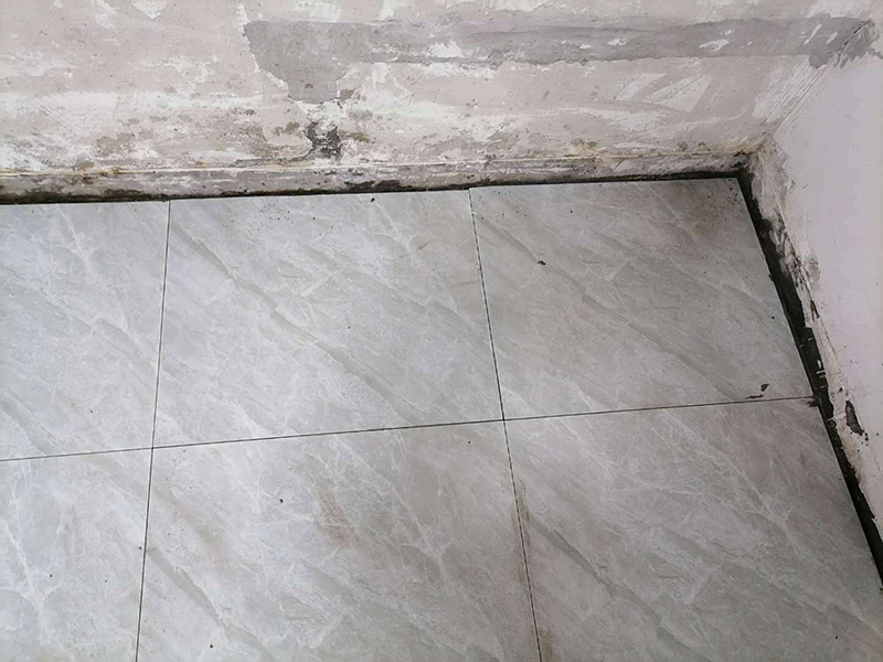 走廊地面貼磚案例:首先，要先清理現(xiàn)場，先灑適量的水以利施，在施工地面撒上水泥粉，以掃把撥弄均勻，以增加與水泥沙漿的粘著性，在施工地點(diǎn)測出水平落差最高的地方：首先在每一面的墻上，分別測出其水平線。 然后，以每一面墻的水平落差的最高點(diǎn)基準(zhǔn)，以水泥沙漿為標(biāo)記，做為打底的水平基準(zhǔn)，將水泥與沙以1：3的比例混合成水泥沙漿，以約六尺的木尺打底，徹底抹平，拉放樣線，再次撥灑水泥粉，以增加瓷磚的粘著性，在貼瓷磚的過程中，一方以槌柄輕敲瓷磚，讓它能確實(shí)吃漿。另一方面，并以水平尺測量，確保瓷磚水平，貼完之后，先以海綿沾水將瓷磚擦干凈。