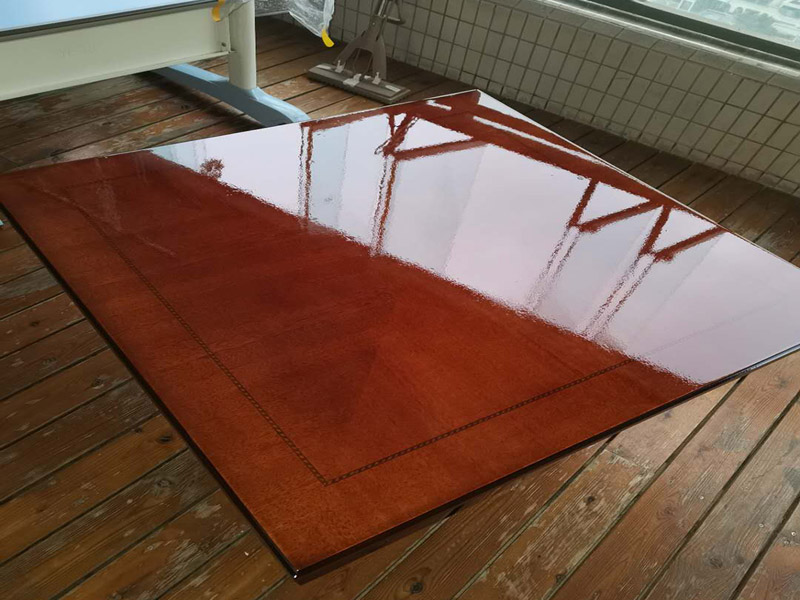 家具打蠟維修：首先要去除家具表面的灰塵，在打掃灰塵時(shí)，一定要用兩塊潔凈的棉布，一是潤(rùn)濕的，二是干的。先用潤(rùn)濕的棉布將其表面干凈，再用干的棉布將那些水漬擦干?；覊m一定要弄干凈，不然在上蠟時(shí)，有灰塵會(huì)加大棉布與木質(zhì)家具之間的摩擦，將其表面損壞。 家具若是以前上過(guò)蠟的，先將原蠟去除。在去除時(shí)一定要小心，應(yīng)該用用溫性的清潔劑或者淡淡的非堿性肥皂水，將表面擦拭干凈，尤其要注意家具的一些縫隙要講它們的灰塵處理干凈，還有一些表面有一點(diǎn)損壞的，一定要小心再小心的處理，不然再次上蠟后會(huì)影響他的光澤度。