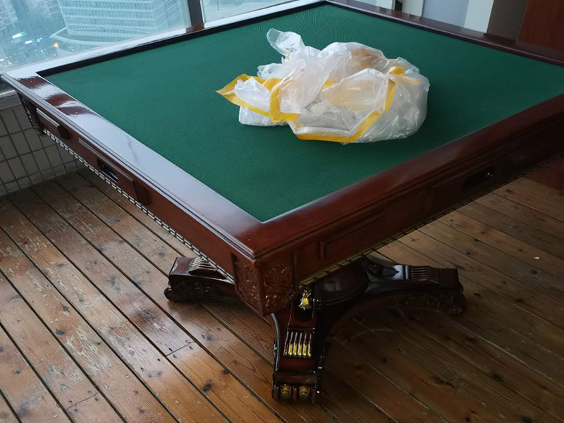 家具打蠟維修：首先要去除家具表面的灰塵，在打掃灰塵時(shí)，一定要用兩塊潔凈的棉布，一是潤(rùn)濕的，二是干的。先用潤(rùn)濕的棉布將其表面干凈，再用干的棉布將那些水漬擦干?；覊m一定要弄干凈，不然在上蠟時(shí)，有灰塵會(huì)加大棉布與木質(zhì)家具之間的摩擦，將其表面損壞。 家具若是以前上過(guò)蠟的，先將原蠟去除。在去除時(shí)一定要小心，應(yīng)該用用溫性的清潔劑或者淡淡的非堿性肥皂水，將表面擦拭干凈，尤其要注意家具的一些縫隙要講它們的灰塵處理干凈，還有一些表面有一點(diǎn)損壞的，一定要小心再小心的處理，不然再次上蠟后會(huì)影響他的光澤度。