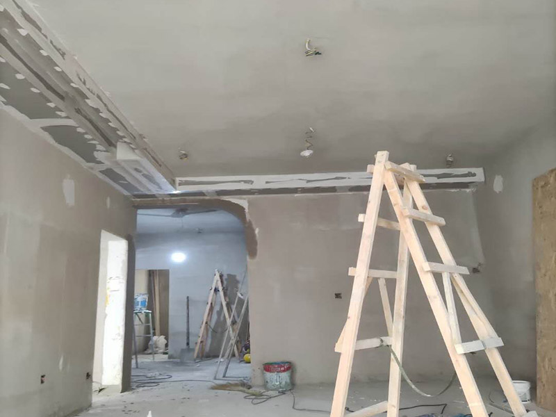 客廳吊頂造型施工：在客廳四周做吊頂，中間不做吊頂。這種吊頂可用木材夾板成型，設計成各種形狀，在配以射燈或筒燈，在不吊頂?shù)闹虚g不分配上新穎的吸頂燈。這樣會在視覺上增加視覺的層高，教適合于大空間的客廳。將客廳四周的吊頂做厚，而中間部分作薄，從而形成兩個明顯的層次。 確定吊頂區(qū)域,在相鄰墻面彈出水平線，畫龍骨固定線，頂面打空,栽內(nèi)漲絲,旋緊鍍鋅吊掛傳絲，架設輕鋼龍骨，用防銹自功釘固定石膏板并留出筒燈安裝點位，在石膏板銜接處預留8-10mm空隙,充填石膏外貼牛皮紙，用防銹漆將所有釘眼涂。