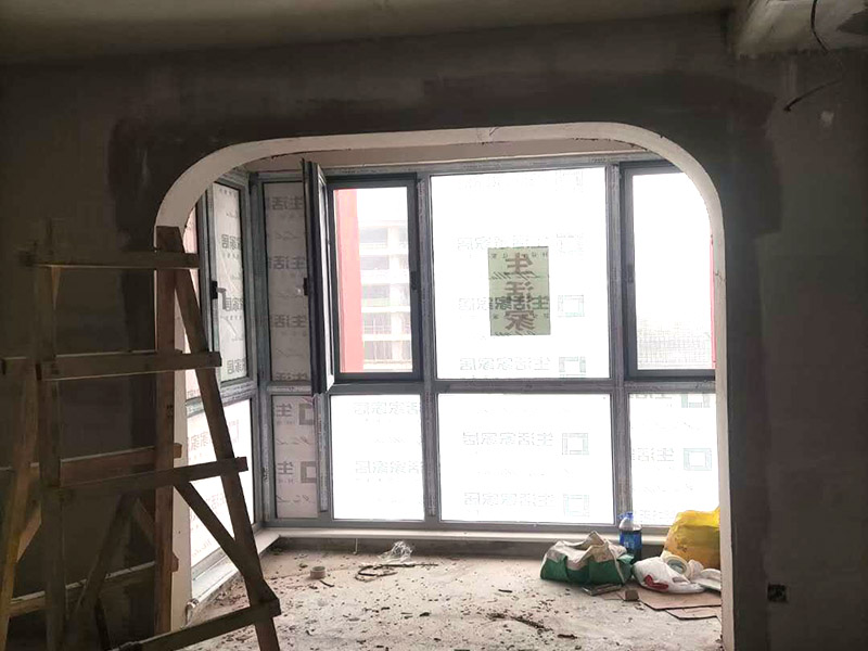 客廳吊頂造型施工：在客廳四周做吊頂，中間不做吊頂。這種吊頂可用木材夾板成型，設計成各種形狀，在配以射燈或筒燈，在不吊頂?shù)闹虚g不分配上新穎的吸頂燈。這樣會在視覺上增加視覺的層高，教適合于大空間的客廳。將客廳四周的吊頂做厚，而中間部分作薄，從而形成兩個明顯的層次。 確定吊頂區(qū)域,在相鄰墻面彈出水平線，畫龍骨固定線，頂面打空,栽內(nèi)漲絲,旋緊鍍鋅吊掛傳絲，架設輕鋼龍骨，用防銹自功釘固定石膏板并留出筒燈安裝點位，在石膏板銜接處預留8-10mm空隙,充填石膏外貼牛皮紙，用防銹漆將所有釘眼涂。