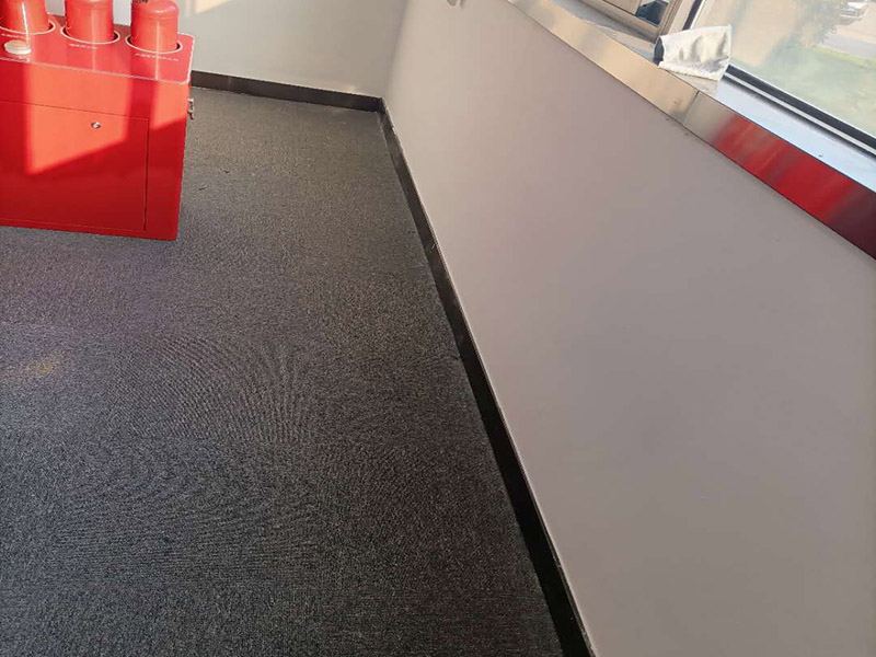 墻面局部修補(bǔ)施工:先將墻體破損凸出的地方鏟掉；取出從網(wǎng)上商城買的補(bǔ)墻膏補(bǔ)墻漆套裝；打開(kāi)補(bǔ)墻膏，先攪拌均勻后，用小鏟抹少量補(bǔ)墻膏，填進(jìn)坑洼起皮的部位，干燥24小時(shí)；隔天干后對(duì)墻體用砂紙打磨平整，用抹布把表面粉層擦拭掉；用補(bǔ)墻漆兌10%左右的水稀釋，攪拌均勻后用刷子涂在墻體上，進(jìn)行2~3涂刷。