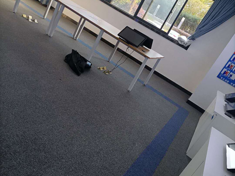 墻面局部修補(bǔ)施工:先將墻體破損凸出的地方鏟掉；取出從網(wǎng)上商城買的補(bǔ)墻膏補(bǔ)墻漆套裝；打開(kāi)補(bǔ)墻膏，先攪拌均勻后，用小鏟抹少量補(bǔ)墻膏，填進(jìn)坑洼起皮的部位，干燥24小時(shí)；隔天干后對(duì)墻體用砂紙打磨平整，用抹布把表面粉層擦拭掉；用補(bǔ)墻漆兌10%左右的水稀釋，攪拌均勻后用刷子涂在墻體上，進(jìn)行2~3涂刷。