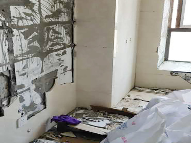 廁所改造拆除裝修：衛(wèi)生間的格局或是衛(wèi)浴設施、地磚、墻磚等地方不滿意，但在改造之前你需要將這些不滿意的地方進行拆除，且拆除之后的垃圾也要及時清理，避免阻礙施工進程。將不需要或是不滿意的地方進行拆除后，留下的成品需要進行施工保護，防止磕碰到，還可防止被上面的重物或是棱角碰壞。 水電改造可謂是改造衛(wèi)生間的重點，衛(wèi)生間原有的水電路管線往往有許多不合理的布局，所以在改造過程中要對原有的水電路進行徹查，看是否存在銹蝕、老化等情況，若有，則需要更換新的電路、水路，如果線路良好，且沒有多大的問題，則只需要添加刪減線路