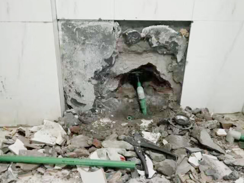 墻內(nèi)水管漏水檢測：首先，可以通過尋管儀確定管道的確切位置，其次，保持一直不要用水，先看一下水表，記下數(shù)字，過會再去看水表，觀察是否漏水把水閘關(guān)掉，把水放干。找一根水管向地漏沖水，看樓下會不會漏水堵住地漏，在衛(wèi)生間放較多水，一會兒后，觀察樓下會不會漏水，如果進水管和排水管正常，但防水層漏水測試發(fā)現(xiàn)樓下漏水，那就是防水層漏水，找到漏水處后，先關(guān)閉閥門、截斷水源后，將水龍頭打開至適當(dāng)位置，然后用專用膠布捆住漏水的部位。