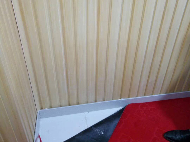 墻內(nèi)水管漏水檢測：首先，可以通過尋管儀確定管道的確切位置，其次，保持一直不要用水，先看一下水表，記下數(shù)字，過會再去看水表，觀察是否漏水把水閘關(guān)掉，把水放干。找一根水管向地漏沖水，看樓下會不會漏水堵住地漏，在衛(wèi)生間放較多水，一會兒后，觀察樓下會不會漏水，如果進水管和排水管正常，但防水層漏水測試發(fā)現(xiàn)樓下漏水，那就是防水層漏水，找到漏水處后，先關(guān)閉閥門、截斷水源后，將水龍頭打開至適當(dāng)位置，然后用專用膠布捆住漏水的部位。