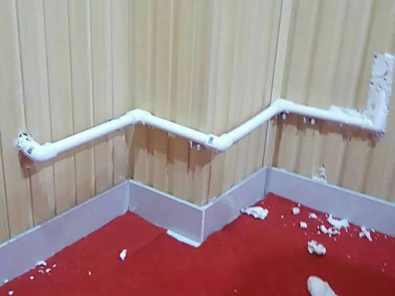 墻內(nèi)水管漏水檢測：首先，可以通過尋管儀確定管道的確切位置，其次，保持一直不要用水，先看一下水表，記下數(shù)字，過會再去看水表，觀察是否漏水把水閘關(guān)掉，把水放干。找一根水管向地漏沖水，看樓下會不會漏水堵住地漏，在衛(wèi)生間放較多水，一會兒后，觀察樓下會不會漏水，如果進水管和排水管正常，但防水層漏水測試發(fā)現(xiàn)樓下漏水，那就是防水層漏水，找到漏水處后，先關(guān)閉閥門、截斷水源后，將水龍頭打開至適當(dāng)位置，然后用專用膠布捆住漏水的部位。