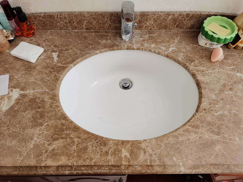 洗臉盆脫落維修:陶瓷臉盆下邊必須用架子托住，與石材臺(tái)板用普通玻璃膠密封，這樣臺(tái)板和臉盆就允許發(fā)生一定的相對(duì)位移，封膠的目的是不漏水，絕對(duì)不能用結(jié)構(gòu)膠把臉盆與臺(tái)板粘死靠膠來(lái)承受陶瓷臉盆的重量；應(yīng)該靠下面的托架托住陶瓷臉盆；否則一旦盆中放滿(mǎn)熱水，盆體受熱膨脹，而盆邊與臺(tái)板粘死不能變形，巨大的內(nèi)應(yīng)力就會(huì)損壞陶瓷臉盆，嚴(yán)重時(shí)就會(huì)掉底。