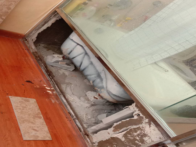 浴缸底部漏水維修：1、塑料下水軟管時(shí)間長(zhǎng)了老化，破洞，導(dǎo)致漏水，換個(gè)下水管就可以了。 2、下水口與浴缸的交接處，有縫隙，導(dǎo)致漏水，解決辦法，把下水口用干毛巾擦干，用玻璃膠密封就可以了。 3、下水管沒(méi)有完全插進(jìn)從浴缸下地面的排水管，導(dǎo)致漏水，解決就是把浴缸抬起插好下水管就可以了?！　?4、可能是下水口和浴缸結(jié)合的部位開(kāi)膠，造成滲漏，仔細(xì)檢查，用防水萬(wàn)能膠重新膠一周，等干裂密合了再使用。下水口與浴缸的交接處，有縫隙，導(dǎo)致漏水，解決辦法，把下水口用干毛巾擦干，用玻璃膠密封就可以了。