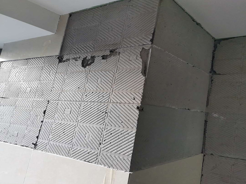 瓷磚空鼓維修鋪貼：首先，先使用空鼓錘敲擊墻面確認空鼓范圍。如果敲擊的聲音比較沉悶的話，說明鋪貼比較實也比較牢固。反之，發(fā)出&ldquo;咚咚&rdquo;清脆的聲響的話，說明瓷磚存在空鼓。然后在開孔處注射瓷磚空鼓修復(fù)膠。如有溢出的膠水盡量在干固之前用濕抹布擦掉，如填縫處有膠水滲出是因為原有的填縫劑密度不夠，可重新涂抹一層密度較大的填縫劑。最后使用填縫劑填補孔位，擦掉多余的填縫劑。