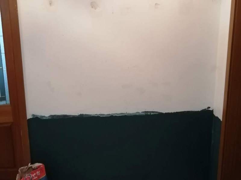 墻面維修刷漆:需要進行墻面的全面檢查，看看基層是否牢固平整。如果是舊墻出現(xiàn)漆膜脫落、開裂，需要先進行鏟墻皮或者使用石膏來進行裂縫的修補處理。做到墻面無灰塵、雜物，平整，再使用界面劑進行墻面的涂刷，施工應細致均勻。接著就需要進行刮膩子，將墻面進行找平，這道工序一般涂刷兩遍膩子，不過需要看實際情況來定。在進行第一遍膩子涂刮后，需要自然晾干，再來打磨，最后才是進行第二道膩子涂刮。在施工中，需要注意刮刀力度應一致，才能讓膩子厚度均勻。然后是進行底漆的涂刷，這樣做的目的是為了增加面漆的粘結度。完全干燥后，則可以進行面漆的涂刷施工了。在涂刷前，需要將面漆調配好，讓顏色一致，這樣涂刷的時候，墻面色澤才能一致。但需要注意的是滾筒施工時，速度應保持一致，這樣漆面才能細膩平滑。