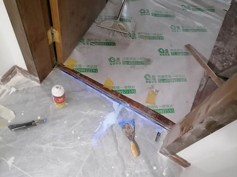 局部瓷磚空鼓維修：先把拱起的瓷磚與其他瓷磚之間的接縫用切割機鋸開(切割時會有很大的粉塵，所以需要不停地往切割機里加水)，要很小心地把瓷磚掀起，動作一定要輕，否則容易造成瓷磚破裂。 把粘在瓷磚邊上的水泥砂漿全部刮掉。處理磚下的水泥層，刨掉1-2厘米，清理干凈。 均勻涂上一層混合水泥砂漿。水泥黃沙比例為：墻磚1：3，地磚：1：2&mdash;&mdash;3，水泥的水泥標(biāo)號為32.5號水泥。此外，如果使用的是白水泥，一定要采用108膠，這樣可以使水泥與地磚之間緊密黏合。 把清理好的瓷磚重新鋪好，壓平，等水泥徹底干透后再使用填縫機加固，從而避免地磚上翹、開裂的現(xiàn)象。