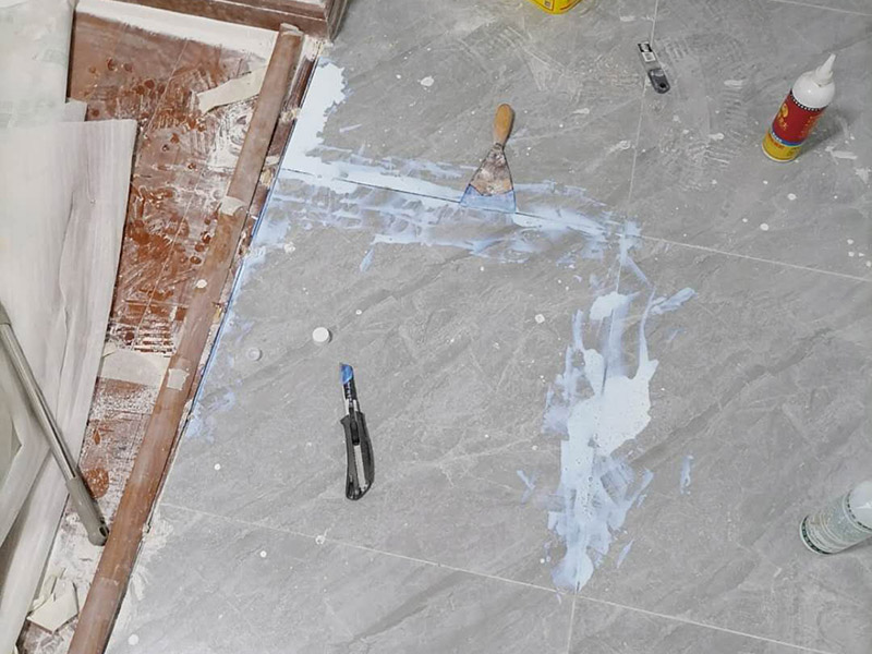 局部瓷磚空鼓維修：先把拱起的瓷磚與其他瓷磚之間的接縫用切割機鋸開(切割時會有很大的粉塵，所以需要不停地往切割機里加水)，要很小心地把瓷磚掀起，動作一定要輕，否則容易造成瓷磚破裂。 把粘在瓷磚邊上的水泥砂漿全部刮掉。處理磚下的水泥層，刨掉1-2厘米，清理干凈。 均勻涂上一層混合水泥砂漿。水泥黃沙比例為：墻磚1：3，地磚：1：2&mdash;&mdash;3，水泥的水泥標(biāo)號為32.5號水泥。此外，如果使用的是白水泥，一定要采用108膠，這樣可以使水泥與地磚之間緊密黏合。 把清理好的瓷磚重新鋪好，壓平，等水泥徹底干透后再使用填縫機加固，從而避免地磚上翹、開裂的現(xiàn)象。