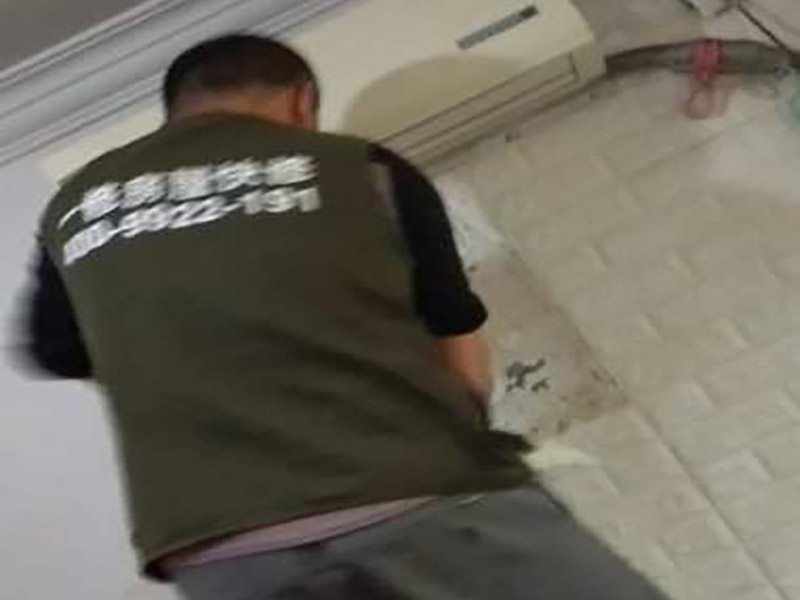 墻面裝飾拆除：1、舊墻皮鏟除 2、墻面清理，檢查是否有孔洞、油污、不平整的地方，如有需要，先修補(bǔ)然后施工。 3、批刮膩?zhàn)樱x用較好的墻襯一類的防水膩?zhàn)?，一般?遍，第一遍批刮后1小時表干后打磨平整。 4、批刮第二遍膩?zhàn)樱稍锖蟠蚰?，注意選用600目以上砂紙，否則墻面刮痕會嚴(yán)重。 5、用200瓦的大燈泡靠近墻面檢查是否有不平整或砂眼，如有局部修補(bǔ)。 6、用干凈毛巾徹底清理墻面灰塵，用吸塵器清理干凈。 7、調(diào)配膠漆底漆，選用較好的羊毛刷或使用噴涂方式施工。 8、按次序涂刷1遍底漆，2遍面漆，每遍中間間隔要在1小時以上。 9、涂刷完成后，養(yǎng)護(hù)7-14天，不要拿手摸漆面。 10、7-14天后，養(yǎng)護(hù)完成。