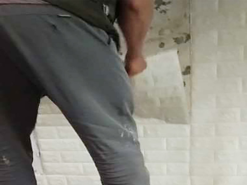 墻面裝飾拆除：1、舊墻皮鏟除 2、墻面清理，檢查是否有孔洞、油污、不平整的地方，如有需要，先修補(bǔ)然后施工。 3、批刮膩?zhàn)?，選用較好的墻襯一類的防水膩?zhàn)?，一般?遍，第一遍批刮后1小時表干后打磨平整。 4、批刮第二遍膩?zhàn)?，干燥后打磨，注意選用600目以上砂紙，否則墻面刮痕會嚴(yán)重。 5、用200瓦的大燈泡靠近墻面檢查是否有不平整或砂眼，如有局部修補(bǔ)。 6、用干凈毛巾徹底清理墻面灰塵，用吸塵器清理干凈。 7、調(diào)配膠漆底漆，選用較好的羊毛刷或使用噴涂方式施工。 8、按次序涂刷1遍底漆，2遍面漆，每遍中間間隔要在1小時以上。 9、涂刷完成后，養(yǎng)護(hù)7-14天，不要拿手摸漆面。 10、7-14天后，養(yǎng)護(hù)完成。