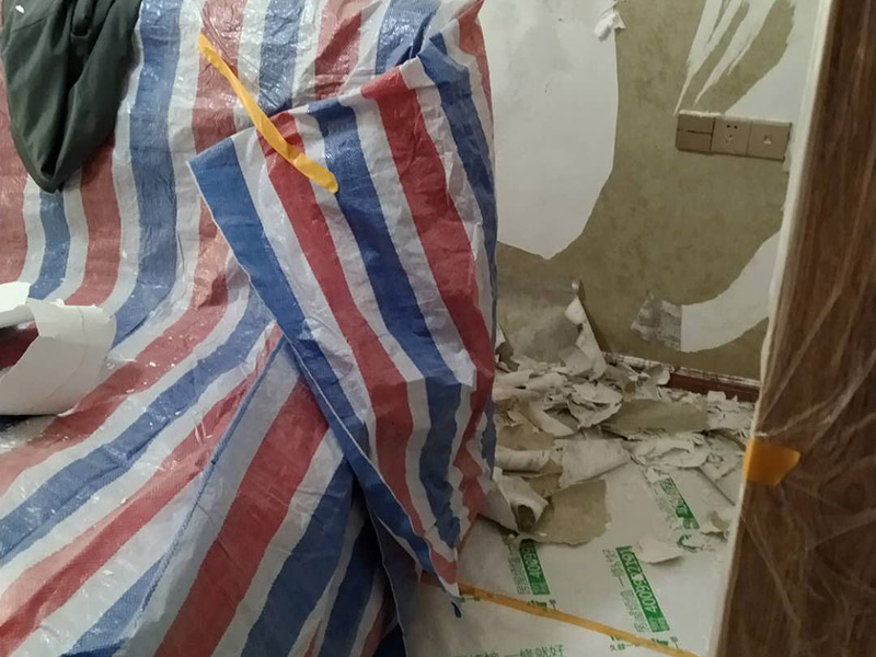 撕墻紙成品保護:在墻面頂部選一塊不顯眼的角落，用美工刀的刀尖將墻紙掀起。注：揭除可剝離墻紙時，掀起墻紙一角，將其從墻上撕下，手要盡量靠近墻面，這樣可將撕破墻紙的可能性降到最低。 墻紙、墻布裝飾面已經(jīng)裱糊完成的房間應該及時清理干凈，在后續(xù)施工過程中，不要再作為物料 房或休息室使用，避免墻紙、墻布遭受污染或損壞，房間最好及時上鎖，并定期做好通風換氣、排氣的工作。 墻面裱糊時，各道工序必須嚴格按照規(guī)程施工，操作時要做到干凈利落，邊縫要切割整齊到位，膠痕跡要擦干凈。