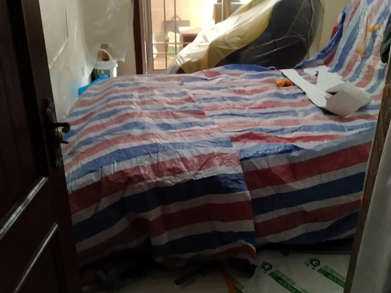 撕墻紙成品保護:在墻面頂部選一塊不顯眼的角落，用美工刀的刀尖將墻紙掀起。注：揭除可剝離墻紙時，掀起墻紙一角，將其從墻上撕下，手要盡量靠近墻面，這樣可將撕破墻紙的可能性降到最低。 墻紙、墻布裝飾面已經(jīng)裱糊完成的房間應該及時清理干凈，在后續(xù)施工過程中，不要再作為物料 房或休息室使用，避免墻紙、墻布遭受污染或損壞，房間最好及時上鎖，并定期做好通風換氣、排氣的工作。 墻面裱糊時，各道工序必須嚴格按照規(guī)程施工，操作時要做到干凈利落，邊縫要切割整齊到位，膠痕跡要擦干凈。