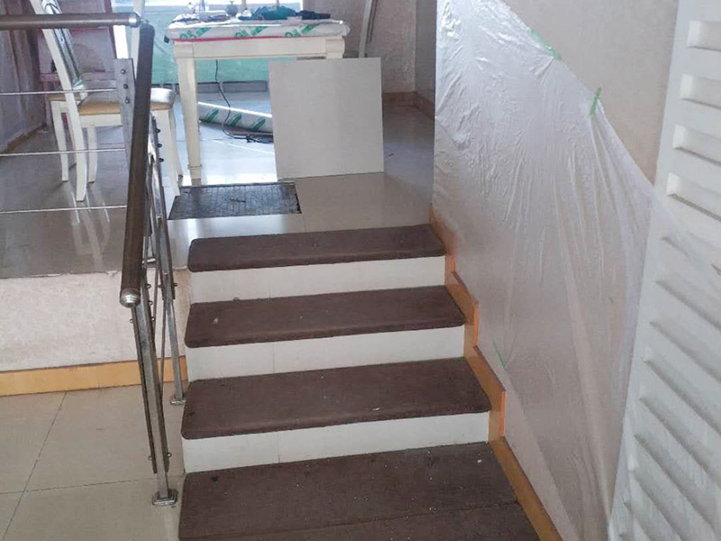 撕墻紙成品保護:在墻面頂部選一塊不顯眼的角落，用美工刀的刀尖將墻紙掀起。注：揭除可剝離墻紙時，掀起墻紙一角，將其從墻上撕下，手要盡量靠近墻面，這樣可將撕破墻紙的可能性降到最低。 墻紙、墻布裝飾面已經(jīng)裱糊完成的房間應該及時清理干凈，在后續(xù)施工過程中，不要再作為物料 房或休息室使用，避免墻紙、墻布遭受污染或損壞，房間最好及時上鎖，并定期做好通風換氣、排氣的工作。 墻面裱糊時，各道工序必須嚴格按照規(guī)程施工，操作時要做到干凈利落，邊縫要切割整齊到位，膠痕跡要擦干凈。