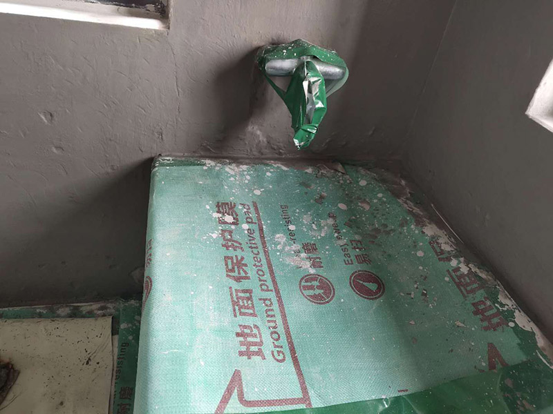 衛(wèi)生間防水處理：首先就要把衛(wèi)生間的地平面整平，地面不平，在涂刷防水涂料的時(shí)候就可能會(huì)涂不均勻，又或是地面因?yàn)椴黄蕉菀琢验_，這即使是涂了防水涂料上去也會(huì)隨著地面裂開。 衛(wèi)生間的墻面上也需要做防水處理，一般都是自地平面向上在墻面上涂刷30cm，這是為了不讓積水滲透到墻面里形成返潮；不過(guò)有許多家庭都會(huì)使用淋浴房，在這一塊區(qū)就需要把防水涂料涂刷到180cm，這樣噴頭的水就不容易滲入墻內(nèi)；如果是浴缸，那就把高度涂高到浴缸之上30cm。 防水層涂刷好后，需要涼一定的時(shí)間。這樣是為了讓防水層與墻面更好地融合在一起，以防止在之后的施工中對(duì)防水層造成破壞，這點(diǎn)在之后的鋪地磚過(guò)程中猶其是要注意。 在墻與地面相接處，也包括角落部分，還有管與建筑效接處，這幾個(gè)地方就要用高彈性的柔性防水涂料，這幾個(gè)地方要特別注意，會(huì)漏水的地方經(jīng)常是這幾個(gè)地方。
