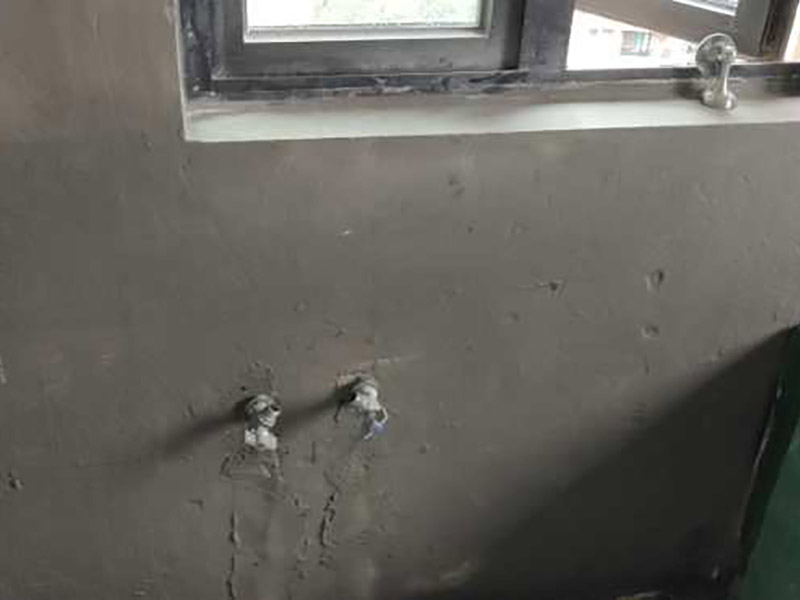 衛(wèi)生間防水處理：首先就要把衛(wèi)生間的地平面整平，地面不平，在涂刷防水涂料的時(shí)候就可能會(huì)涂不均勻，又或是地面因?yàn)椴黄蕉菀琢验_，這即使是涂了防水涂料上去也會(huì)隨著地面裂開。 衛(wèi)生間的墻面上也需要做防水處理，一般都是自地平面向上在墻面上涂刷30cm，這是為了不讓積水滲透到墻面里形成返潮；不過(guò)有許多家庭都會(huì)使用淋浴房，在這一塊區(qū)就需要把防水涂料涂刷到180cm，這樣噴頭的水就不容易滲入墻內(nèi)；如果是浴缸，那就把高度涂高到浴缸之上30cm。 防水層涂刷好后，需要涼一定的時(shí)間。這樣是為了讓防水層與墻面更好地融合在一起，以防止在之后的施工中對(duì)防水層造成破壞，這點(diǎn)在之后的鋪地磚過(guò)程中猶其是要注意。 在墻與地面相接處，也包括角落部分，還有管與建筑效接處，這幾個(gè)地方就要用高彈性的柔性防水涂料，這幾個(gè)地方要特別注意，會(huì)漏水的地方經(jīng)常是這幾個(gè)地方。