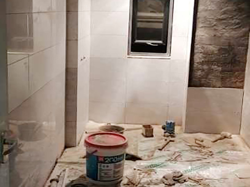 衛(wèi)生間防水貼磚：一般的防水施工要做2到3遍，而且防水的順序也是有講究的，比如，要先做完墻面防水再貼墻磚，其次才可以做地面防水，再貼地磚。因?yàn)榈孛娼?jīng)常會(huì)踩來踩去，地面防水如果先做了會(huì)很容易踩壞。一般情況下，在2到3遍的防水層全部做好后，會(huì)有5到7天的固化期，固化期到了，我們也需要重新測(cè)試防水做的好不好，漏不漏水，這就需要再加水測(cè)試24小時(shí)后看看家里地面水位是否下降，或者看看樓下鄰居的衛(wèi)生間有沒有漏水的痕跡。 如果沒有漏水，那要記得再用一層水泥砂漿做一層防水保護(hù)，其目的是防止貼磚工作摩擦二次破壞防水層表面。但如果還是漏水，那就說明防水沒做徹底，需要重做防水。按照第一次的工序再等待干透和測(cè)試，沒有問題就可以鋪貼地磚了。