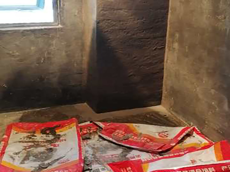 衛(wèi)生間防水貼磚：一般的防水施工要做2到3遍，而且防水的順序也是有講究的，比如，要先做完墻面防水再貼墻磚，其次才可以做地面防水，再貼地磚。因?yàn)榈孛娼?jīng)常會(huì)踩來踩去，地面防水如果先做了會(huì)很容易踩壞。一般情況下，在2到3遍的防水層全部做好后，會(huì)有5到7天的固化期，固化期到了，我們也需要重新測(cè)試防水做的好不好，漏不漏水，這就需要再加水測(cè)試24小時(shí)后看看家里地面水位是否下降，或者看看樓下鄰居的衛(wèi)生間有沒有漏水的痕跡。 如果沒有漏水，那要記得再用一層水泥砂漿做一層防水保護(hù)，其目的是防止貼磚工作摩擦二次破壞防水層表面。但如果還是漏水，那就說明防水沒做徹底，需要重做防水。按照第一次的工序再等待干透和測(cè)試，沒有問題就可以鋪貼地磚了。