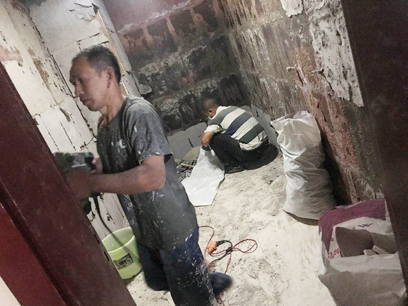 廚房拆除重裝施工：拆除舊廚房是工程中的第一項，將情墻面和地面上原有的瓷磚全部砸掉，不要只砸掉一半或一部分，以免后面在鋪貼時有縫隙。拆除吊頂、廚具和燈具，需按照一定的流程拆除。如果想要重新將廚房整頓一下，那么就將廚房的一切原有的都拆除掉。水路和電路的設(shè)計都是很隱藏的，一般都會做成暗管，隱藏在墻面或地面下，既美觀又不影響使用。做防水是必要的步驟，當(dāng)抹平的水泥完全干透后，要在上面涂抹2-3遍的防水涂料。防水涂料完全干透后，要做防水實驗。貼磚時避免直接站在防水層上，以免踩壞防水層。貼磚工人要站在做完防水處理后的地面上進(jìn)行鋪貼瓷磚。貼瓷磚時要防止出現(xiàn)空鼓和參差不齊的現(xiàn)象。瓷磚和地磚鋪貼完成后，就要按照流程安裝其他家具，比如櫥柜、吊頂和燈具等等。